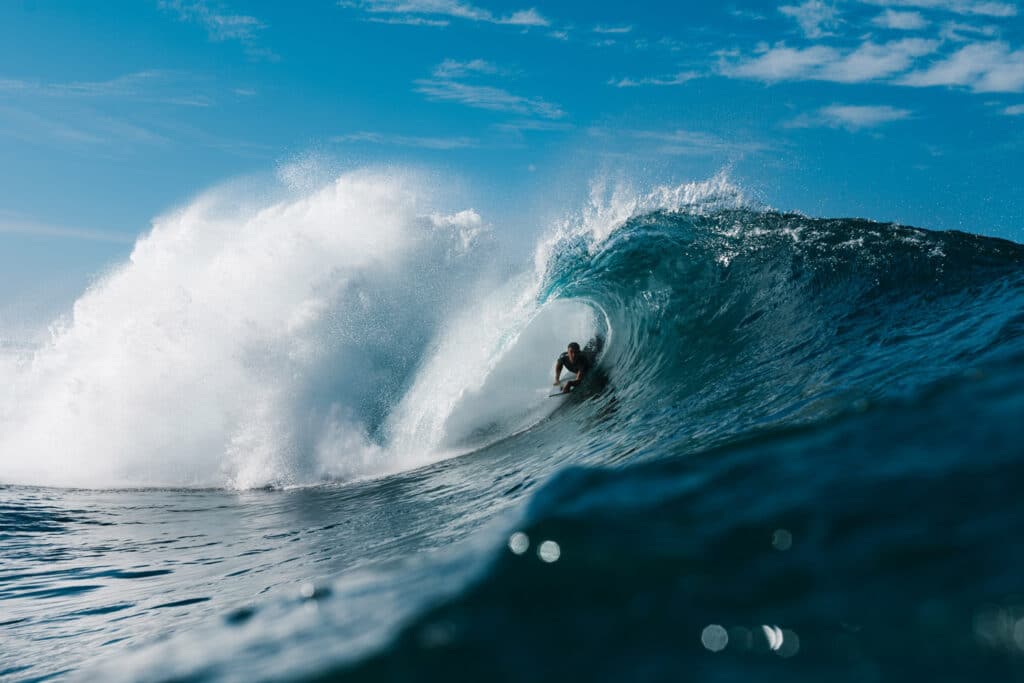 Surfista cogiendo ola en Punta Blanca
