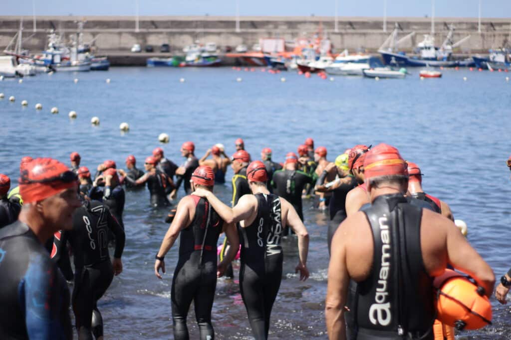 Nadadores entrando al agua durante la Travesía a nado Alcaraván en Playa San Juan