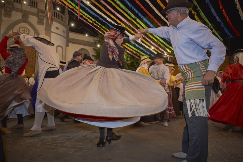 personas bailando en el baile de magos de guia de isora