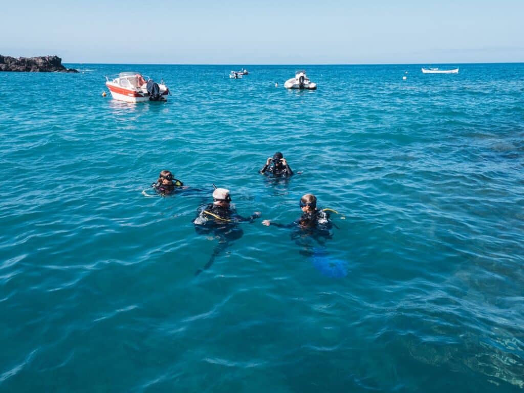 personas realizando un buceo en Playa San Juan