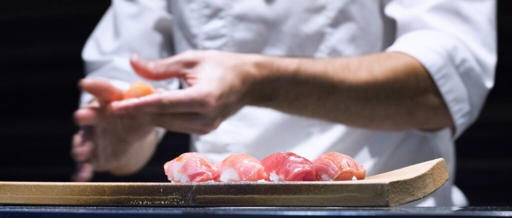 chef elaborando nigiris en el Kabuki