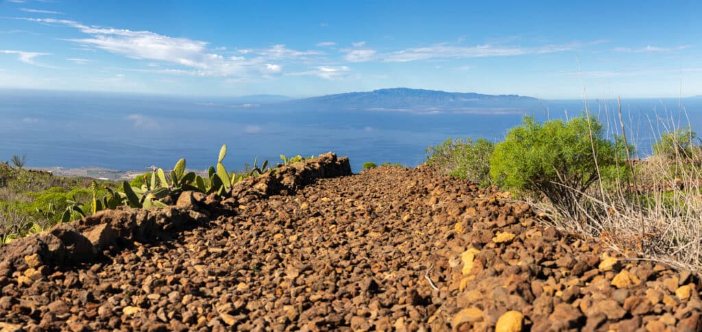Sendero con vistas a la isla de la Gomera