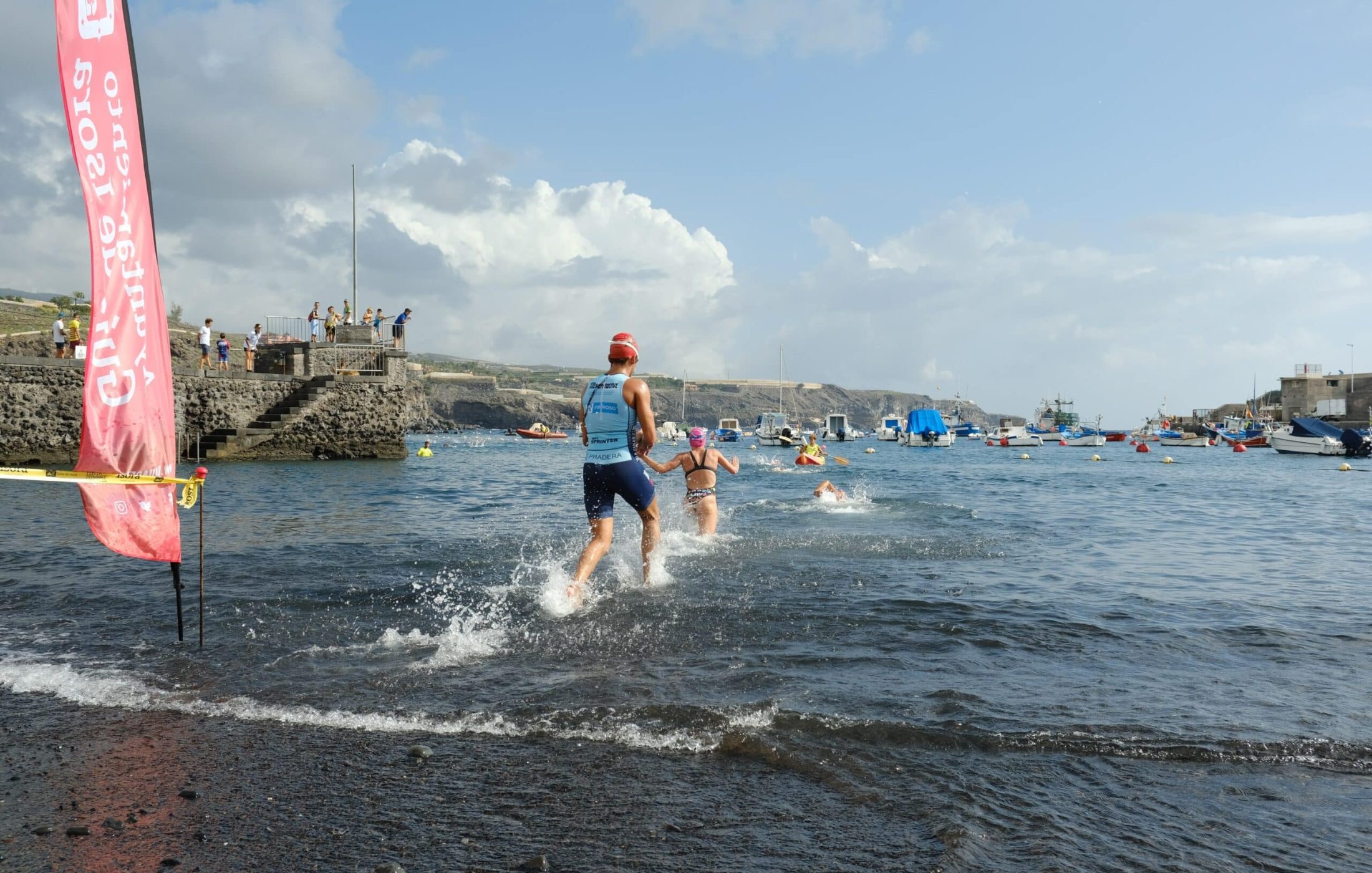 Personas entrando en el mar durante el acuatlon de Playa de San Juan