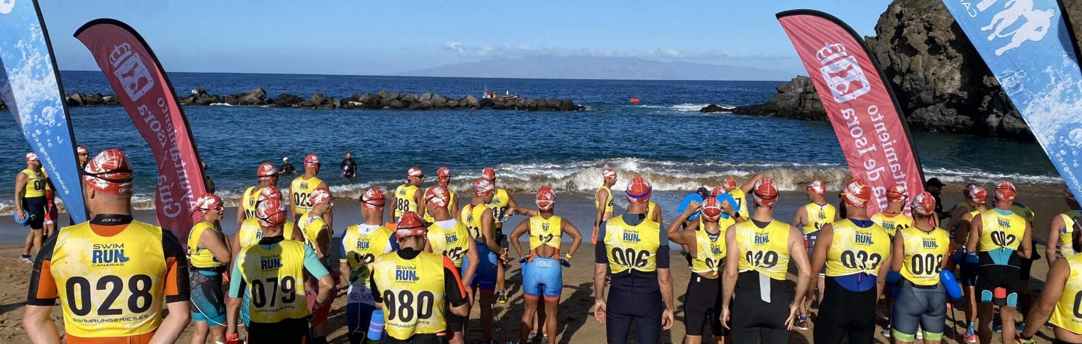 Participantes al swimrun de Playa de San Juan